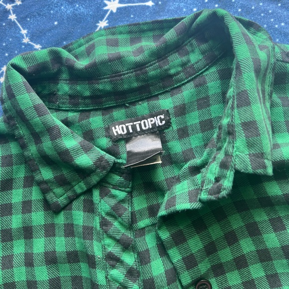 💜 Hot Topic Green & Black Button Up Flannel - Picture 2 of 3